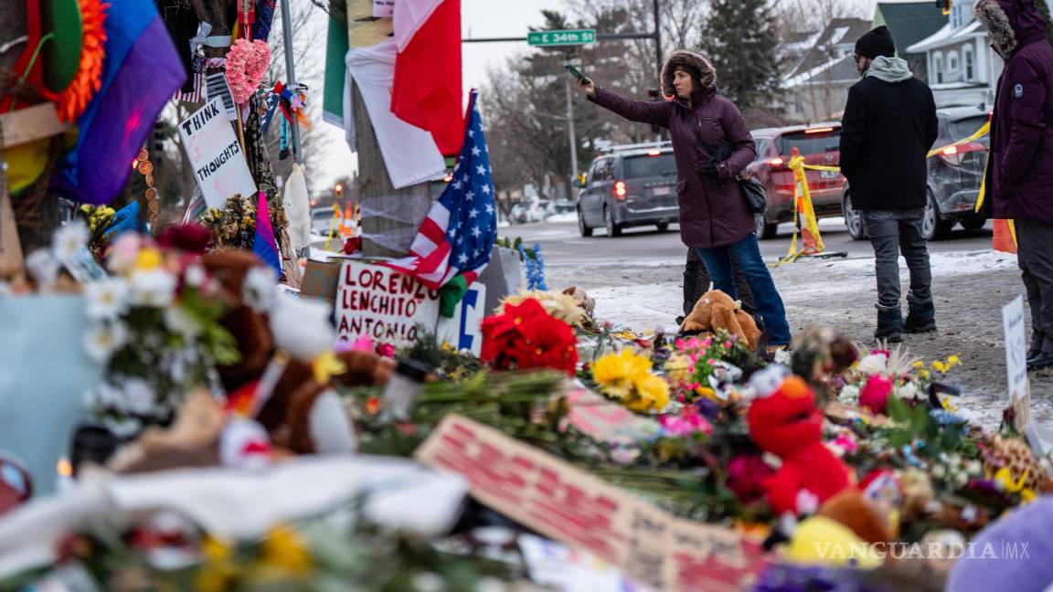 $!Personas visitan un monumento improvisado en memoria de Renee Good, quien fue asesinada a tiros por un agente de ICE el 7 de enero de 2026 en Minneapolis.