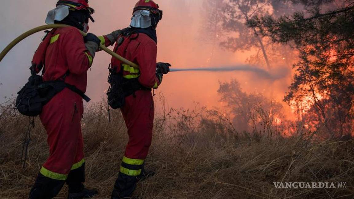 Más de tres mil bomberos luchan contra siete grandes incendios en Portugal