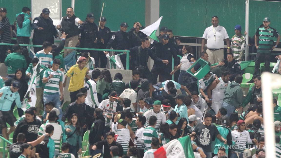 $!Policía y aficionados se pelean en el TSM