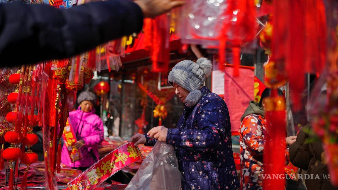 $!Residentes compran decoraciones para atraer la prosperidad en la víspera del Año Nuevo Lunar, en Beijing.