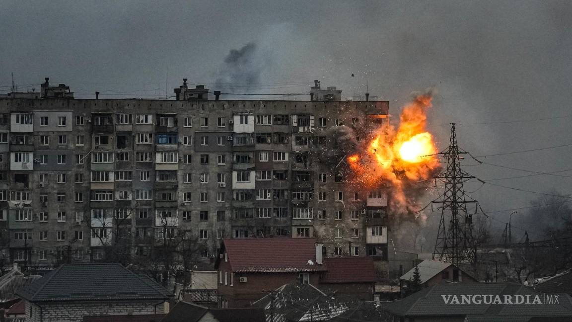 $!Disparo de un tanque del ejército ruso provoca una explosión en un edificio residencial en la calle Mytropolytska de Mariúpol, Ucrania, el 11 de marzo de 2022.