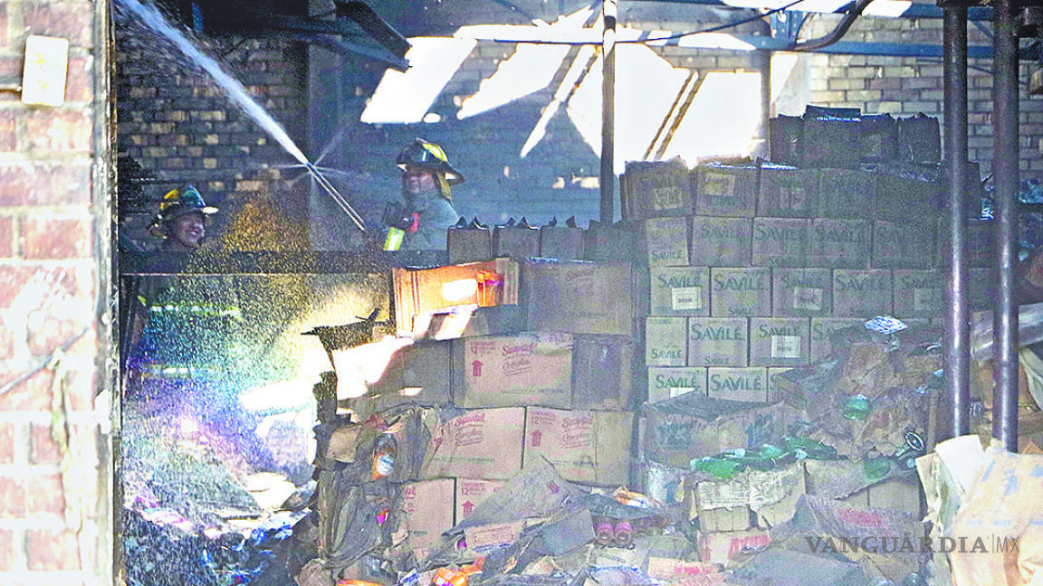 Se ‘aviva’ incendio en bodega de materias primas en Saltillo