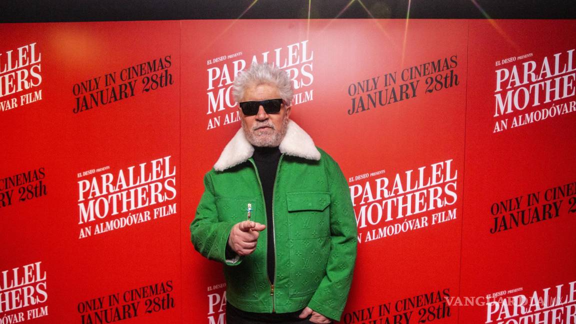 $!Pedro Almodóvar posa al llegar a una proyección de Madres paralelas en Londres el 26 de enero de 2022. AP/Joel C Ryan/Invision