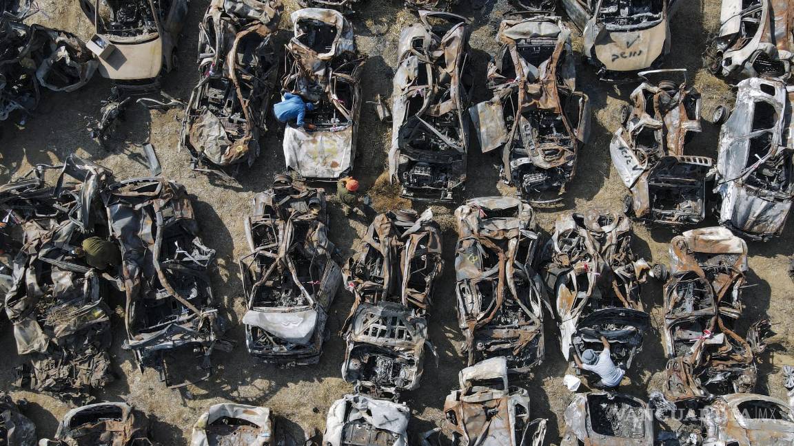 $!Las fuerzas de seguridad israelíes inspeccionan vehículos calcinados en el ataque de Hamás el 7 de octubre, a las afueras de la localidad de Netivot, Israel.