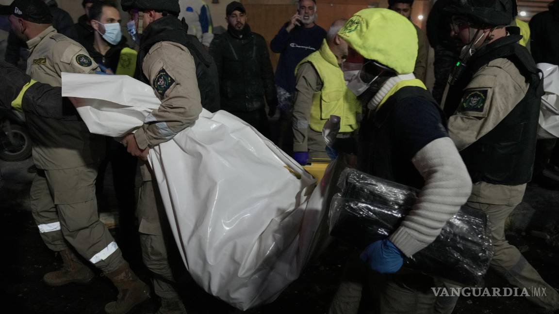 $!Los rescatistas sacan un cadáver en una bolsa de plástico de un edificio alcanzado por un ataque israelí, en el barrio de Jnah, al sur de Beirut, Líbano.