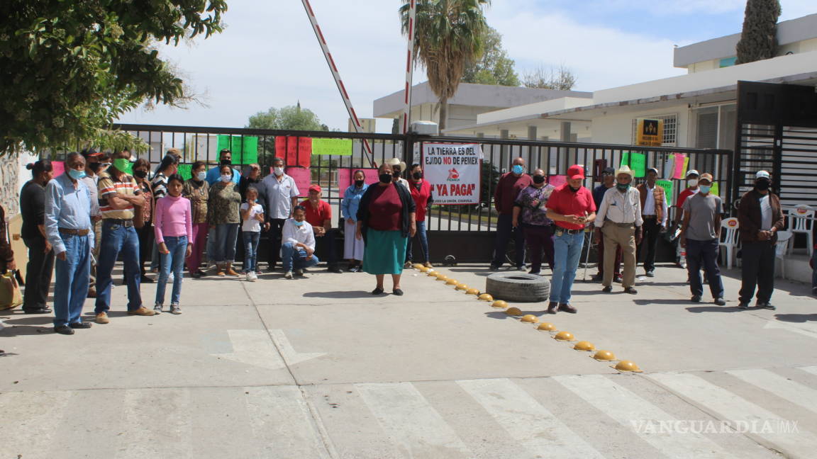 Mantienen campesinos de ejidos de Torreón protestas en Pemex por derecho de vía