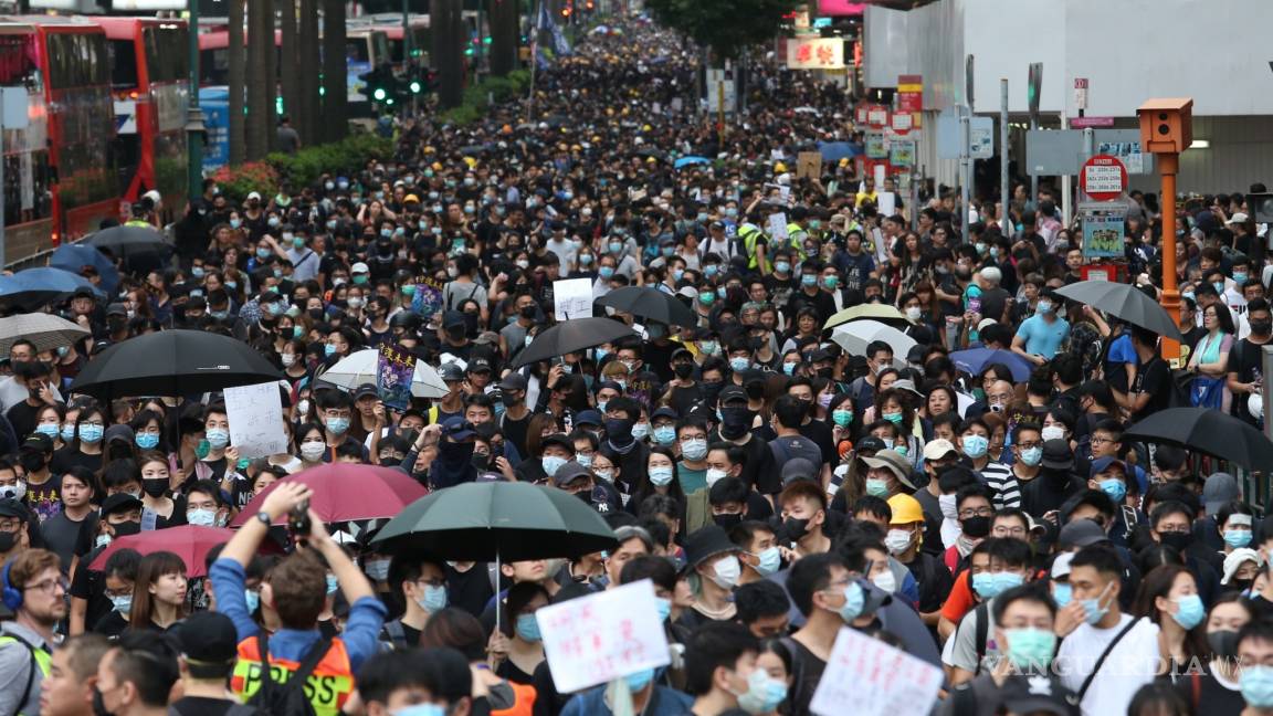 Hong Kong en caos por disturbios y enfrentamientos con la Policía