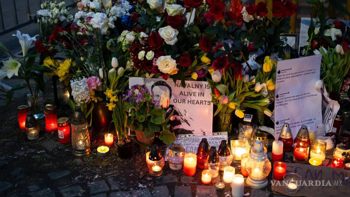 $!Flores y una fotografía son depositados a manera de tributo al líder opositor ruso Alexei Navalny, cerca de la embajada rusa en Budapest, Hungría.