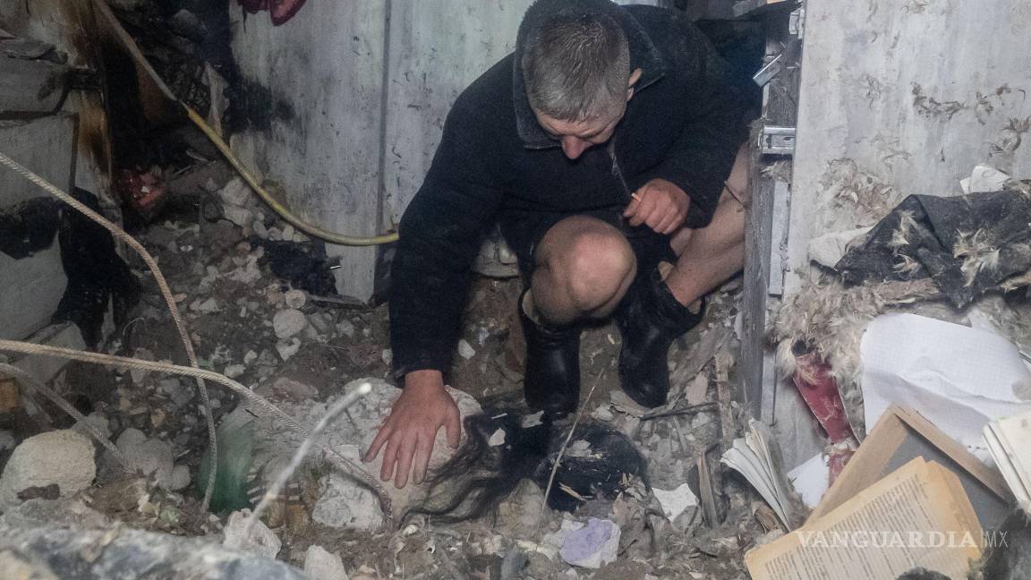 $!Un hombre reacciona ante el cadáver de su esposa después de que su edificio residencial fuera dañado por un ataque ruso en Járkov, Ucrania.