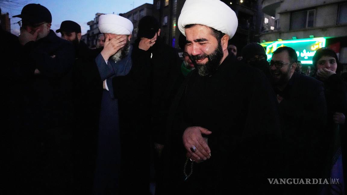 $!Clérigos y otros partidarios de gobierno lloran en un encuentro después de que la televisora estatal anunciara la muerte del ayatolá Alí Jamenei en Teherán, Irán.