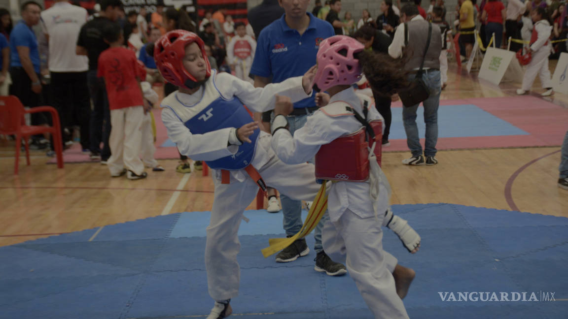 Taekwondoínes se enfrentan en Torneo Anual