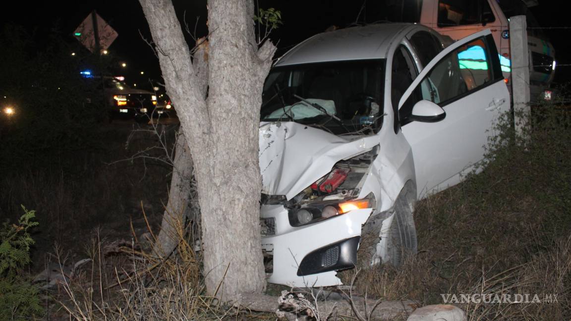 Mujer pierde el control de su auto y termina estampada contra un árbol, en el bulevar Colosio de Saltillo