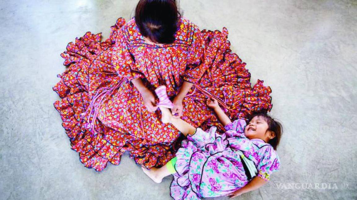 No solo rarámuris; mujeres y niños de Chiapas y Oaxaca también viajan miles de kilómetros a Saltillo para vender sus productos