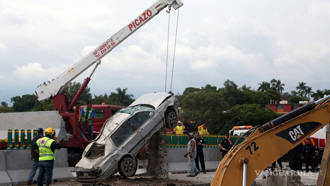 $!'Arreglan' socavón en el Paso Express, lo tapan pero no cambian tubería, acusan