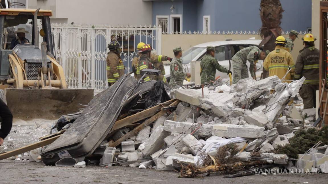 $!Se requirió el uso de una retroexcavadora para retirar el material.