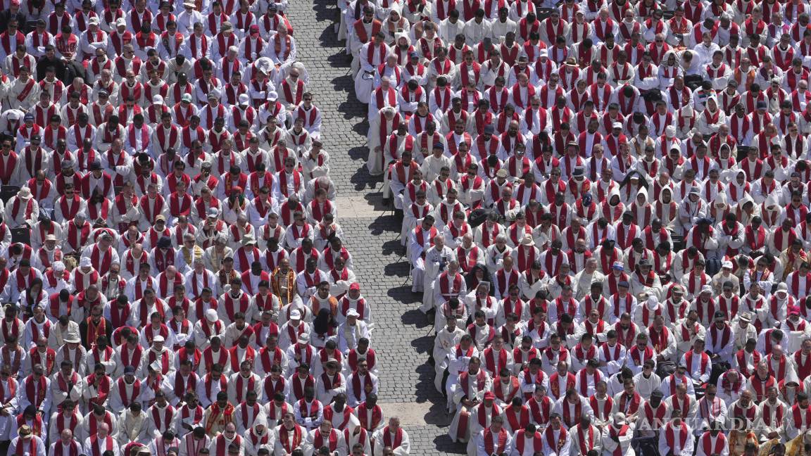 $!Miembros del clero asisten al funeral del papa Francisco, en la Plaza de San Pedro del Vaticano.