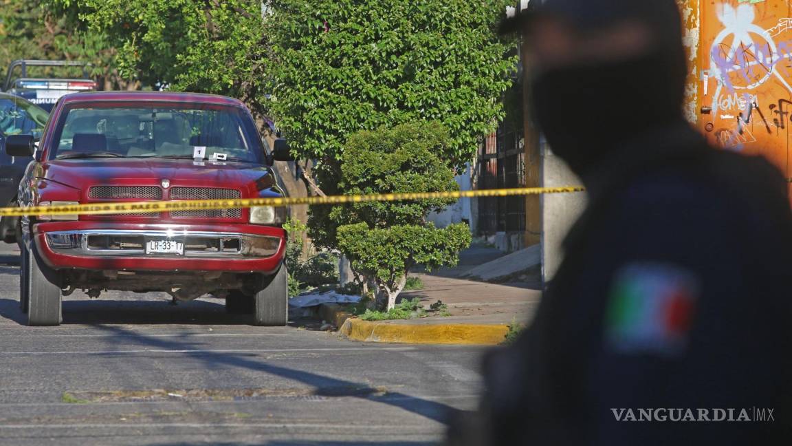Retiene grupo armado a ocho policías en Jalisco