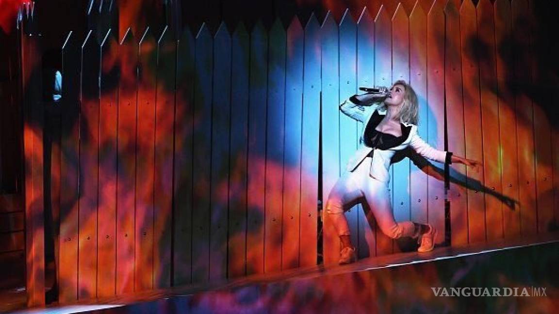 Katy Perry incendia el muro de Trump en los Grammys