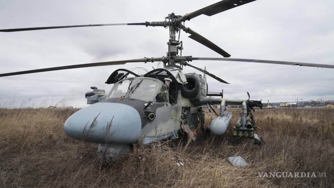 $!Un helicóptero artillado ruso Ka-52 se ve en el campo después de un aterrizaje forzoso en las afueras de Kiev, Ucrania.