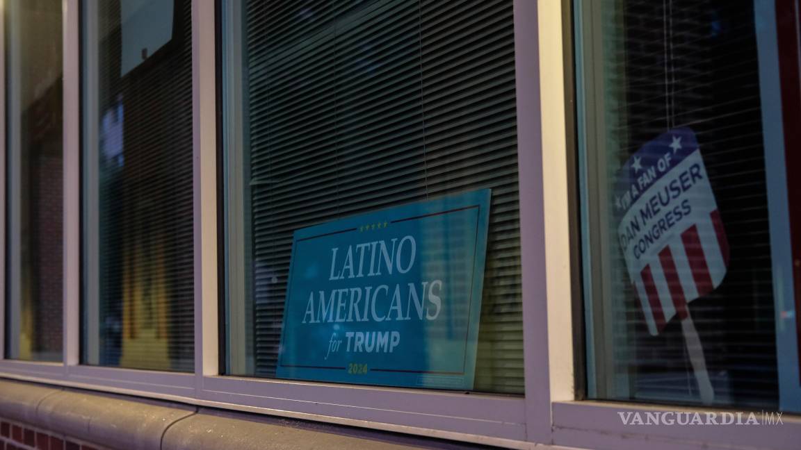$!Un cartel se exhibe en la oficina de Latino Americans for Trump en Reading, Pensilvania.