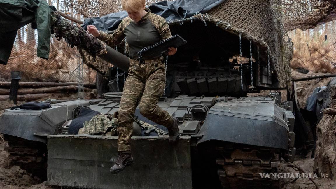 $!Un soldado ucraniana de la brigada Khartia, que responde al nombre de Muza, salta de un tanque en Járkiv Oblast, Ucrania.