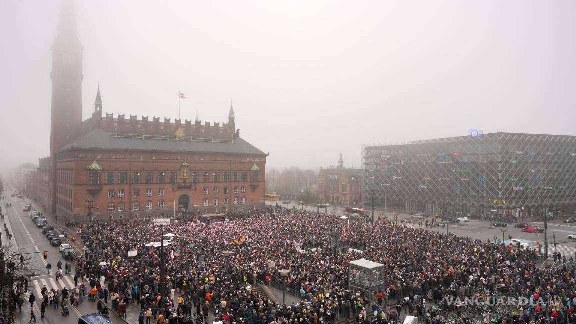 $!La gente participa en una protesta bajo los lemas “Fuera las manos de Groenlandia” y “Groenlandia para los groenlandeses” en Copenhague, Dinamarca.
