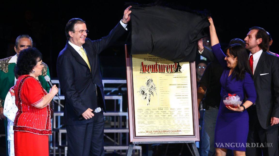 $!31 de agosto de 2010. Carmen Salinas, Marcelo Ebrard, jefe de Gobierno del DF, María Rojo y el actor Alejandro Tomasi en el 13o aniversario de Aventurera. Cuartoscuro/Isaac Esquivel