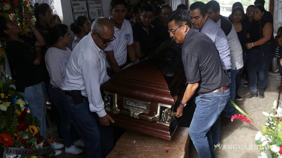 $!Llanto, dolor e impotencia en sepelio de candidato asesinado en Michoacán