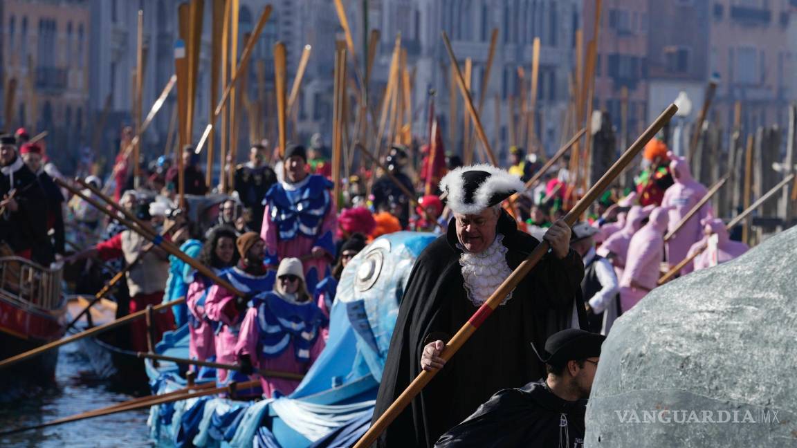$!Embarcaciones participan en el tradicional desfile en góndola del Carnaval de Venecia, Italia, el 28 de enero de 2024.