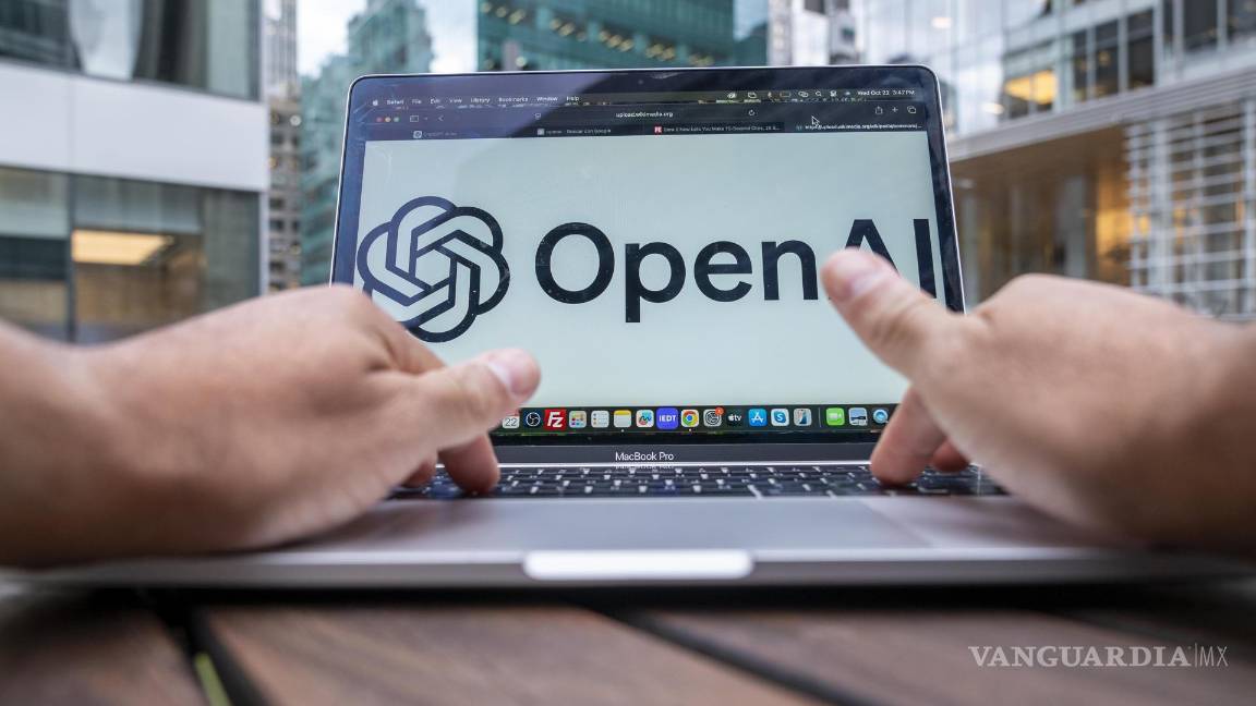 $!Una persona revisa su computadora con el logo de OpenAI en Nueva York (Estados Unidos). La empresa de IA lanzó un nuevo navegador.
