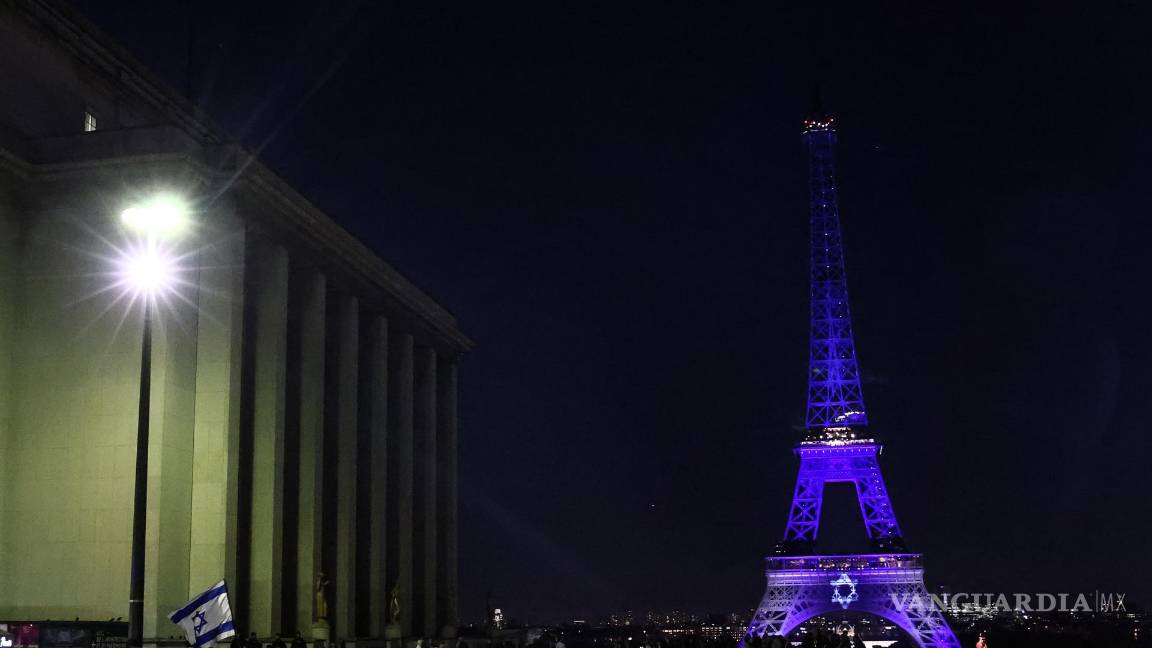 $!La Torre Eiffel se ilumina con los colores de la bandera israelí durante una manifestación en apoyo de Israel en París, Francia, el 9 de octubre de 2023.