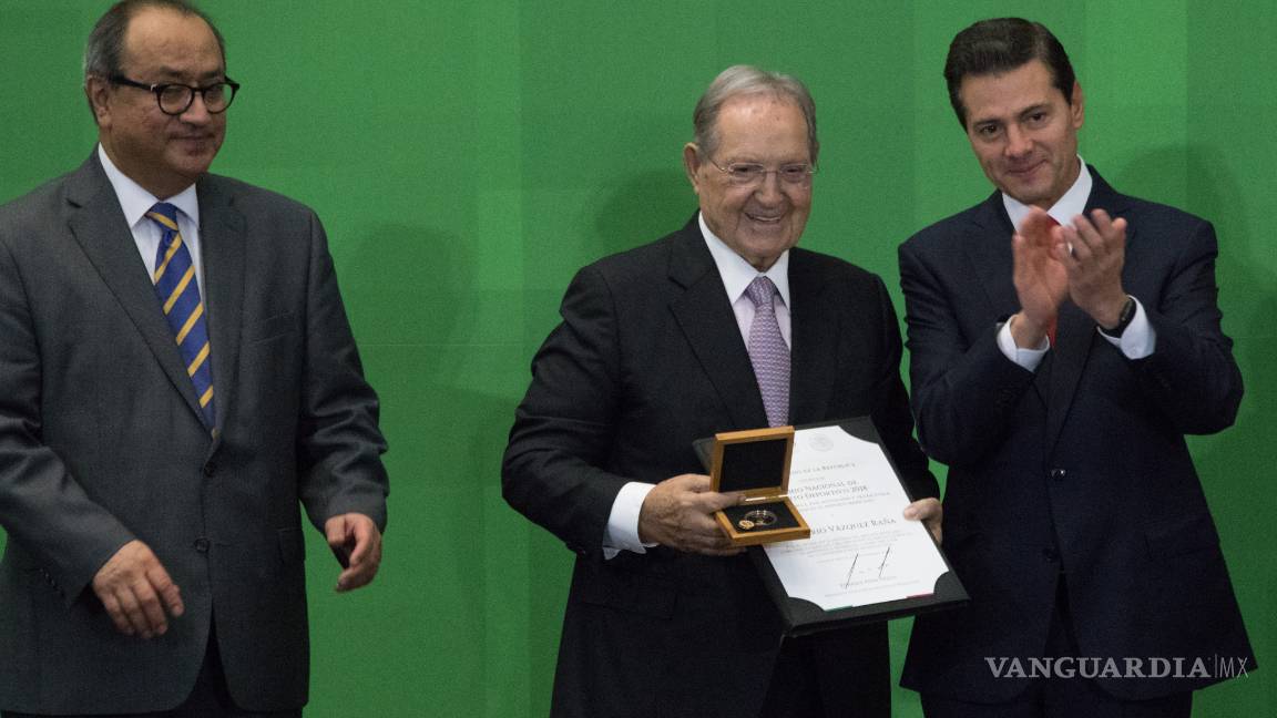 $!Entrega EPN el Premio Nacional del Deporte al 'Canelo' Álvarez y a Alegna González