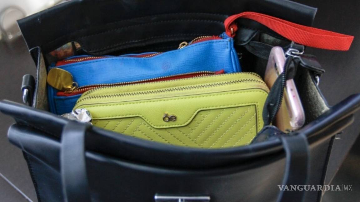 $!¡Víctimas de la moda!, mujeres cargan más de seis kilos en sus bolsas