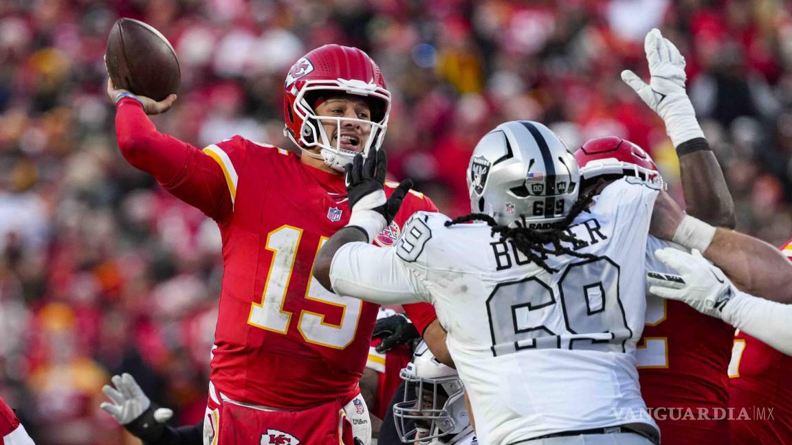 Error de los Raiders y récord histórico de Mahomes clasifican a los Chiefs a playoffs