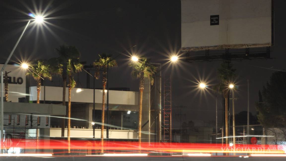 $!Aprovechan asueto para montar espectaculares en Saltillo