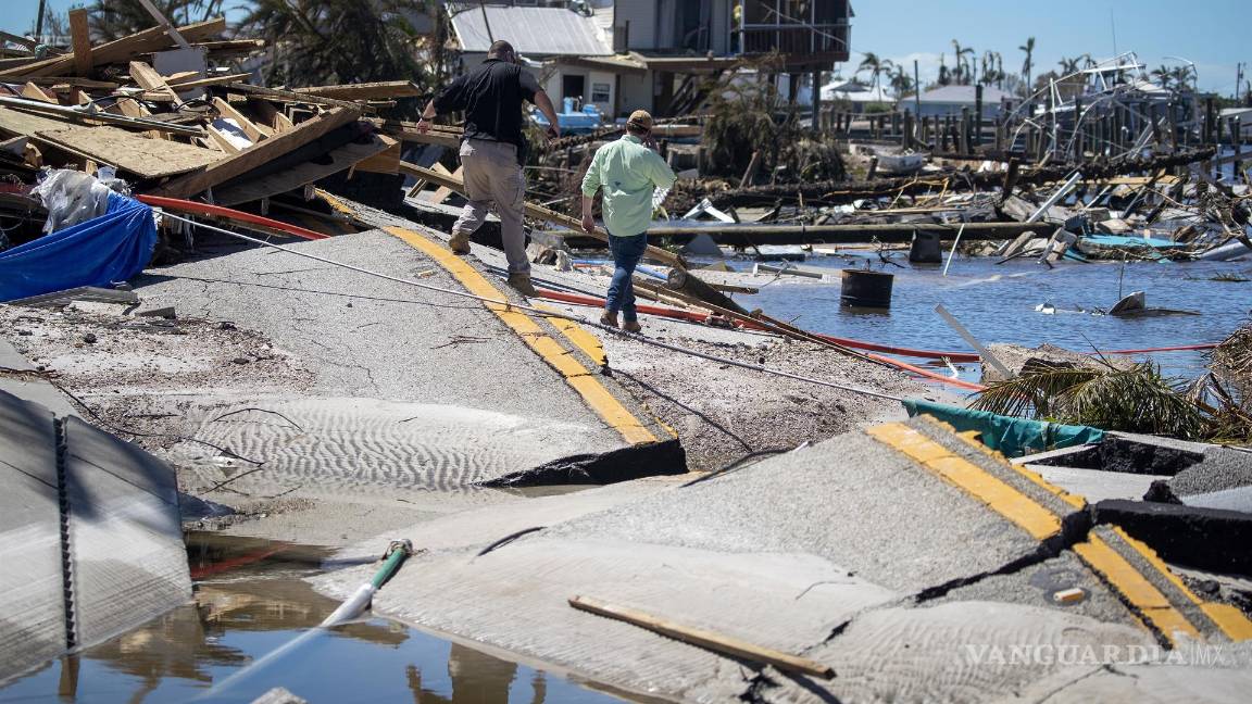 $!Autoridades revisan la destrucción en Matlacha Isles tras el paso del huracán Ian, en Fort Myers Beach, Florida.