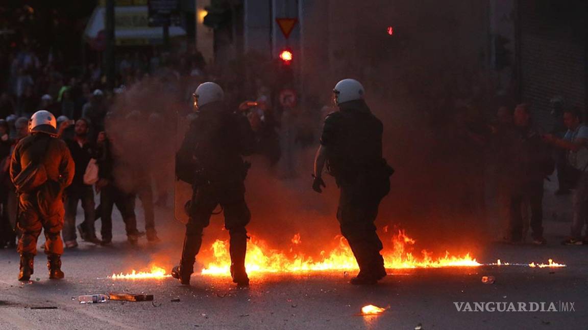 Protesta violenta por ley de austeridad en Grecia