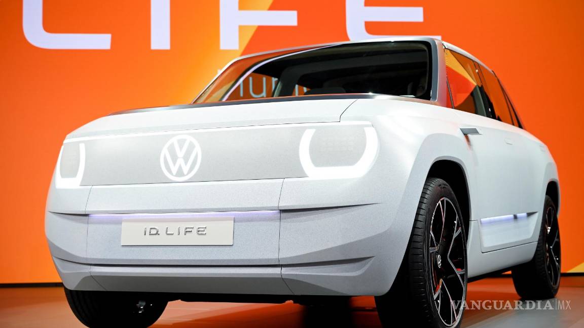 $!El Volkswagen VW ID. Life en exhibición en el primer día de vista previa para la prensa del Salón Internacional del Automóvil IAA en Munich, Alemania. EFE/EPA/Sascha Steinbach