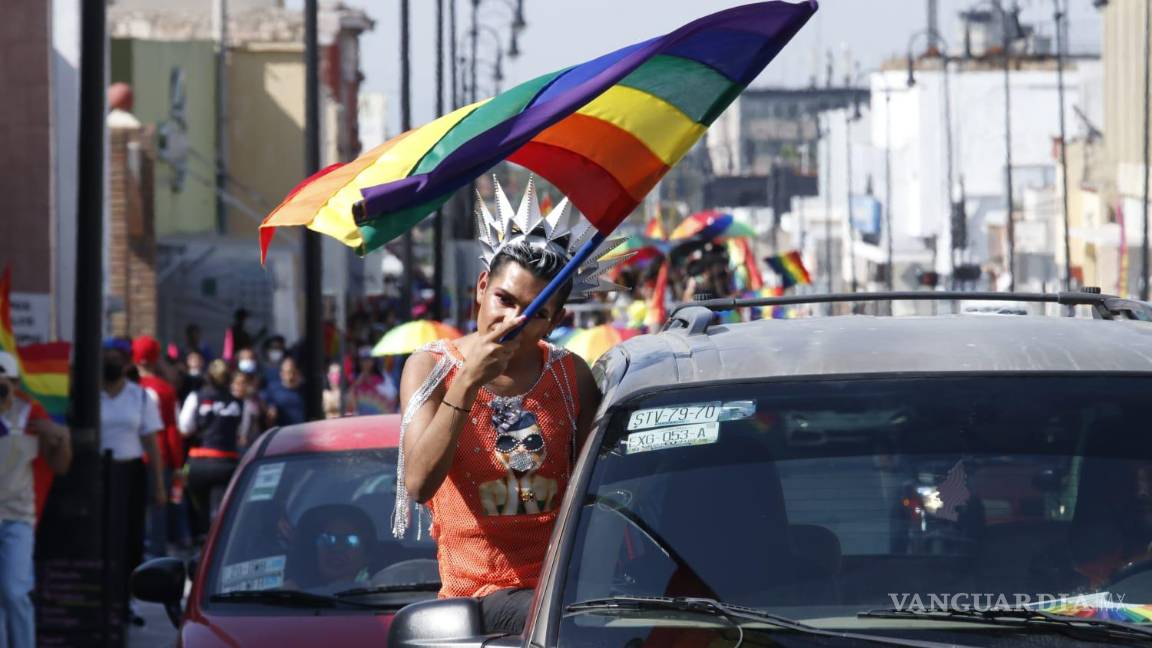 $!Entre carros alegóricos, banderas y sombrillas de aircoiris, reinas de belleza LGBTTQ+, diamantina, baile y consignas como ‘¡Amor es amor!’.