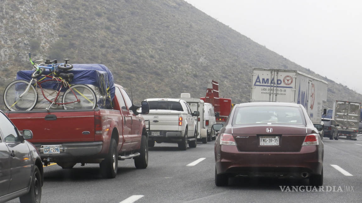 Saturan paisanos las carreteras de Coahuila; prefieren internarse por el estado