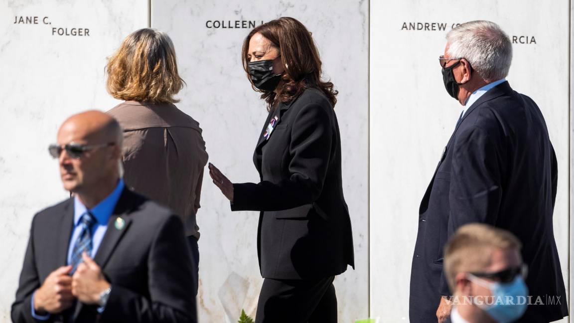 $!En el vigésimo aniversario del 11 de septiembre, la vicepresidenta de Estados Unidos, Kamala Harris (c), visita el Monumento Nacional del Vuelo 93 en Shanksville, Pensilvania. EFE/EPA/Jim Lo Scalzo