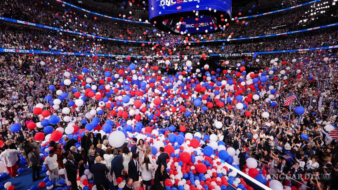 $!Cientos de trabajadores migrantes se encargaron de recoger las bandejas, limpiar los baños y limpiar una lluvia de más de 100,000 globos y confeti.