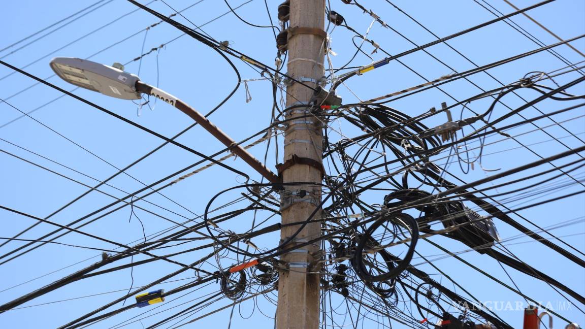 Infestan ‘telarañas’ de cables a las calles de Saltillo