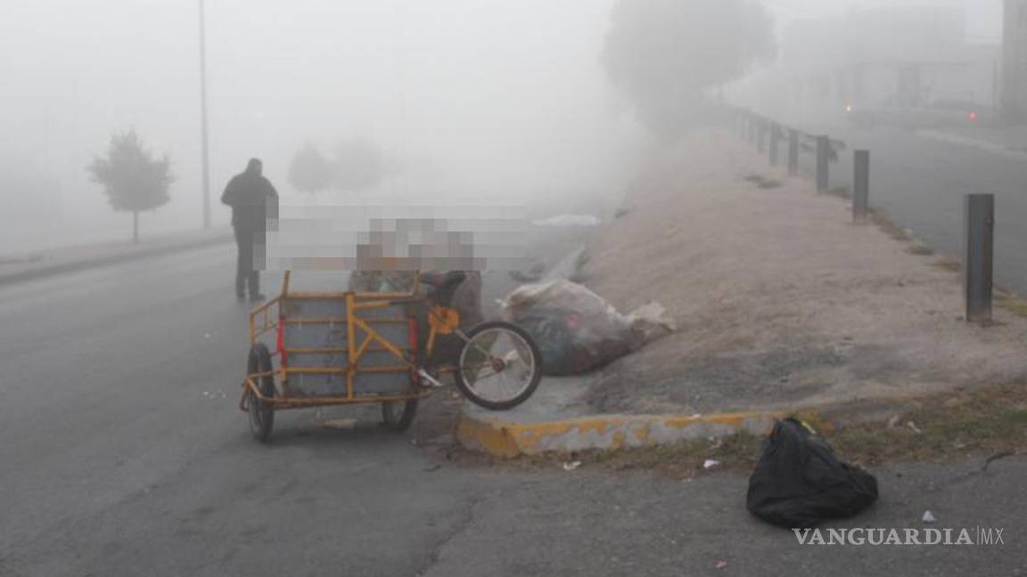 $!El recolector ya había terminado su jornada y llevaba costales llenos de plástico y una cubeta con cobre.