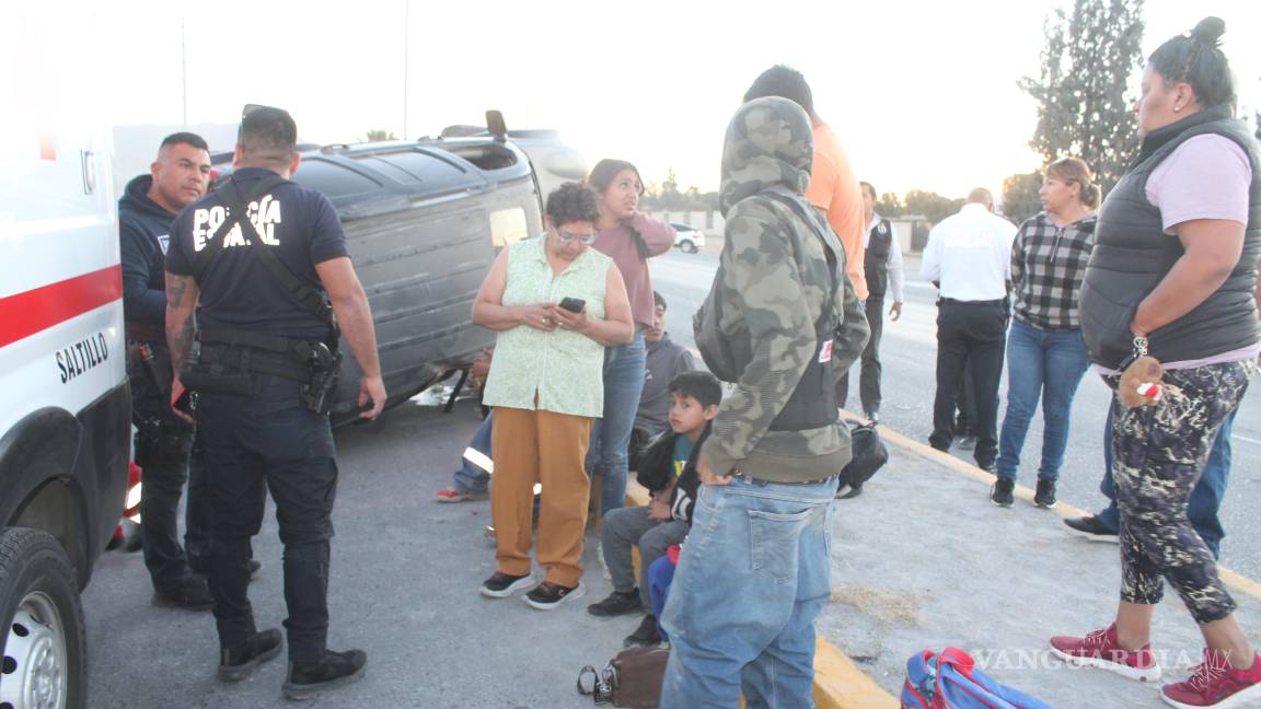 Choque con volcadura en Saltillo deja a una mujer hospitalizada