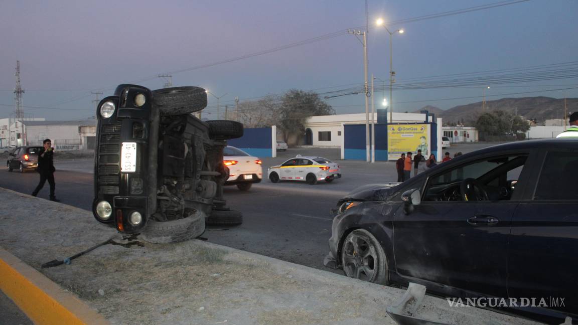 Choque con volcadura en Saltillo deja a una mujer hospitalizada