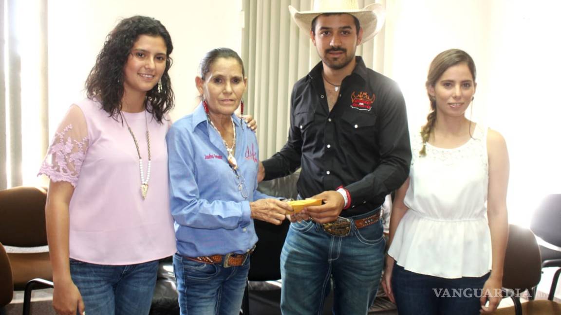 'Rodeo del Desierto' entrega donativo al DIF Sabinas
