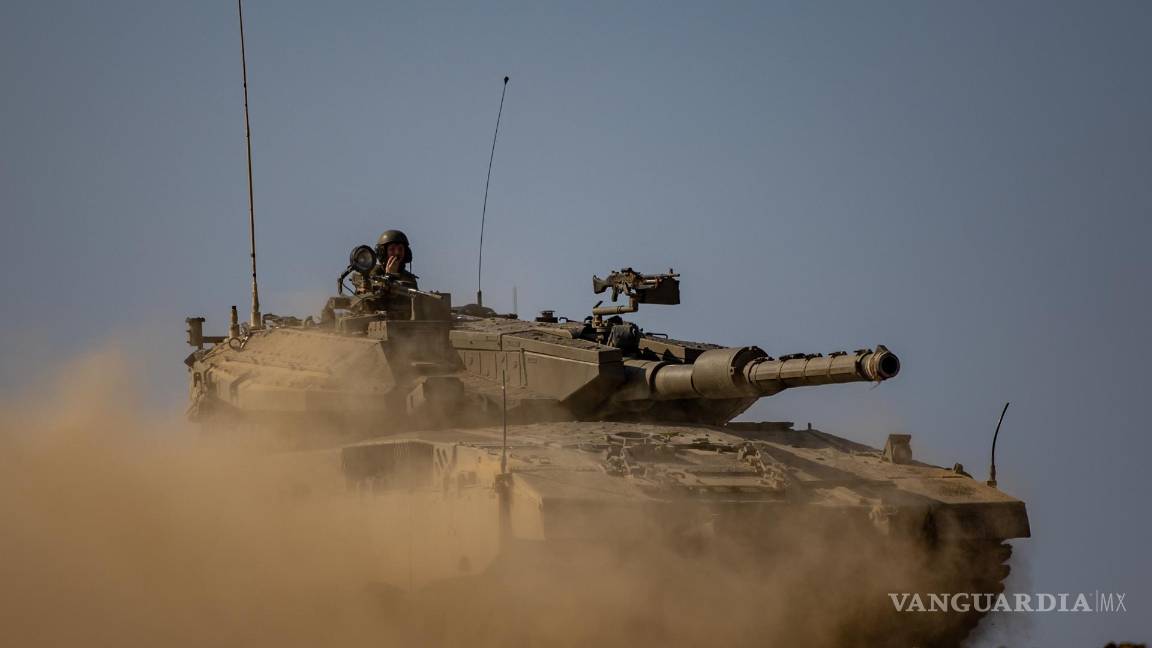 $!Fuerzas israelíes con tanques se reúnen en un lugar no revelado a lo largo de la frontera con Gaza, en el sur de Israel, el 14 de octubre de 2023.