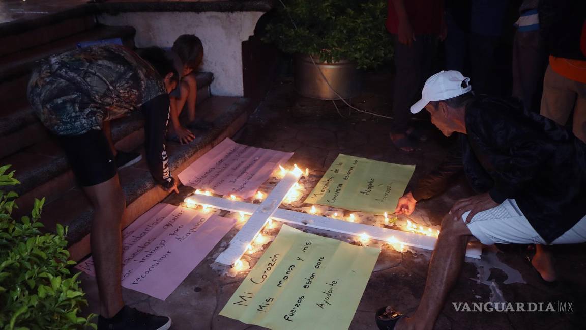 $!Migrantes realizan una vigilia en solidaridad con las victimas del huracán Otis, en la madrugada de hoy, en Tapachula | Foto: EFE