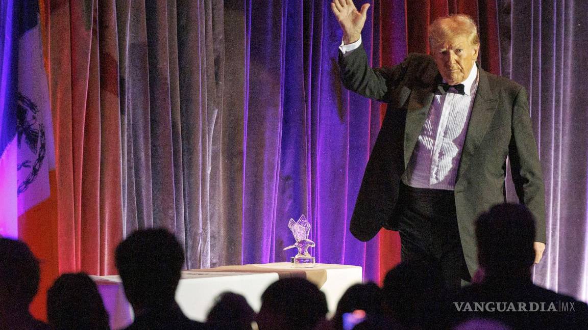 $!El expresidente de los Estados Unidos, Donald J. Trump, sale después de hablar durante la 111ª Gala de Jóvenes Republicanos de Nueva York en Nueva York.